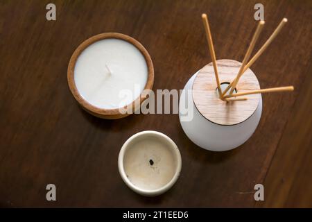 Vista ravvicinata di ceramiche decorative e candele su sfondo di legno Foto Stock