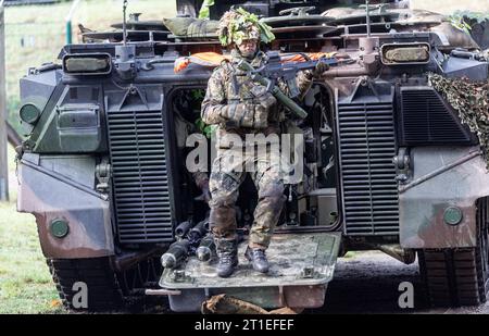 Hagenow, Germania. 13 ottobre 2023. Un uomo di fanteria corazzato esce da un veicolo da combattimento durante una dimostrazione presso la caserma Ernst Moritz Arndt. Credito: Markus Scholz/dpa/Alamy Live News Foto Stock