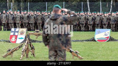 Hagenow, Germania. 13 ottobre 2023. I soldati si sono schierati per la chiamata di ritorno alla caserma Ernst Moritz Arndt. Credito: Markus Scholz/dpa/Alamy Live News Foto Stock