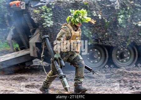 Hagenow, Germania. 13 ottobre 2023. Un uomo di fanteria corazzato cammina davanti a un veicolo da combattimento durante una dimostrazione presso la caserma Ernst Moritz Arndt. Credito: Markus Scholz/dpa/Alamy Live News Foto Stock