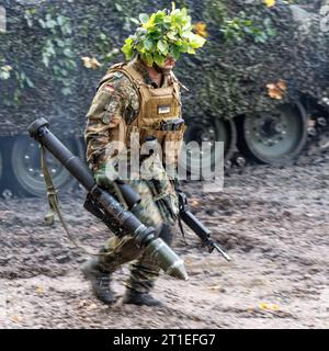 Hagenow, Germania. 13 ottobre 2023. Un uomo di fanteria corazzato cammina davanti a un veicolo da combattimento durante una dimostrazione presso la caserma Ernst Moritz Arndt. Credito: Markus Scholz/dpa/Alamy Live News Foto Stock