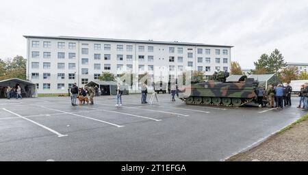 Hagenow, Germania. 13 ottobre 2023. Un veicolo blindato si trova di fronte a un edificio della Ernst-Moritz-Arndt-Kaserne. Credito: Markus Scholz/dpa/Alamy Live News Foto Stock