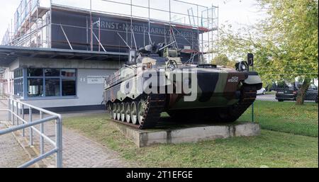 Hagenow, Germania. 13 ottobre 2023. Un veicolo blindato si trova di fronte all'ingresso della caserma Ernst Moritz Arndt. Credito: Markus Scholz/dpa/Alamy Live News Foto Stock