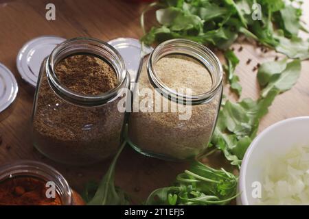 paprika affumicata, aglio secco e coriandolo. Speziato nei vasetti sul tavolo di legno.C. Foto Stock