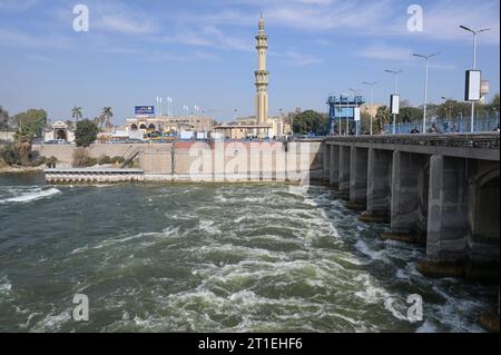 Egitto, irrigazione EGITTO, sbarramento di Assiut e il canale di Ibrahimiyya lungo 350 km trasporta acqua del Nilo per irrigazione *** ÄGYPTEN, Assiut, Asyut-Stauwehr und Ibrahimiyya-Kanal, der Kanal ist 350 chilometri lang und bringt Wasser vom Nil zur landwirtschaftlichen Bewässerung Asyut Egitto crediti: Imago/Alamy Live News Foto Stock