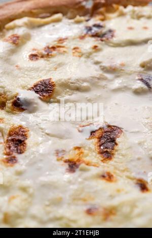 Crosta sottile per pizza con formaggio cremoso Foto Stock