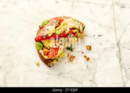 Mini focaccia con hummus, carciofo e peperoni grigliati Foto Stock