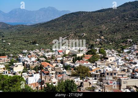 Il villaggio di Kritsa, con poco meno di 1300 abitanti, villaggio di montagna con strade strette nella parte orientale dell'isola di Creta, Foto Stock