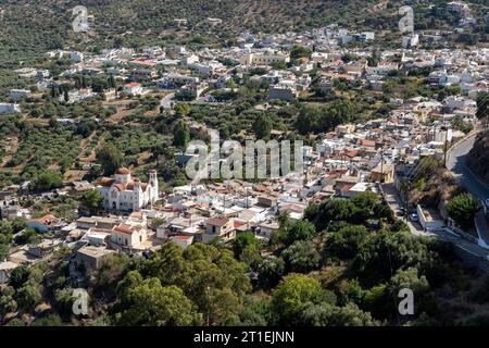 Il villaggio di Kritsa, con poco meno di 1300 abitanti, villaggio di montagna con strade strette nella parte orientale dell'isola di Creta, Foto Stock
