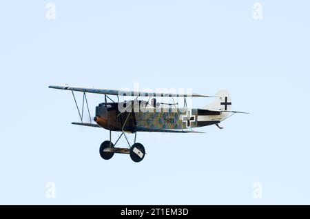 Fokker DVII ZK-FOD 7871 replica volare a Wings oltre Wairarapa Airshow, Hood Aerodrome, Nuova Zelanda. Luftstreitkräfte aereo da combattimento tedesco della Grande Guerra Foto Stock