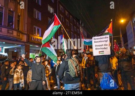 Manifestazione di attivisti pro-palestinesi a Duisburg-Hochfeld, circa 110 manifestanti hanno marciato attraverso il distretto giustificando l'attacco di Hamas ad aga Foto Stock