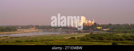 Il Taj Mahal a media distanza preso dall'alto presso il forte di Agra con il fiume e il paesaggio panoamico Foto Stock