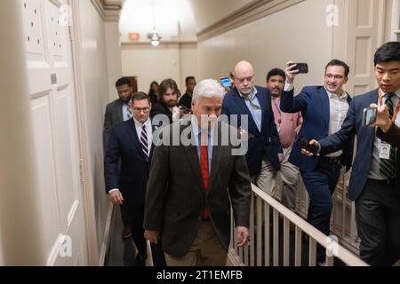 WASHINGTON, D.C, USA. 12 ottobre 2023. Il deputato Whip TOM EMMER di Minn., circondato dai giornalisti dopo una riunione della Conferenza Repubblicana della camera in cui il leader della maggioranza della camera STEVE SCALISE (R-LA) ha annunciato che sta ritirando il suo nome per House Speaker. (Immagine di credito: © Branden Camp/ZUMA Press Wire) SOLO USO EDITORIALE! Non per USO commerciale! Foto Stock