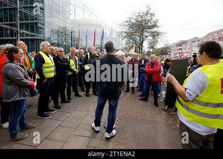 Betriebsrat Harald Hartung spricht bei Protesten vor dem Neven Dumont Haus in Köln: Ehemalige Mitarbeiter der hauseigenen Druckerei des Kölner Verlags Dumont Kölner Stadt-Anzeiger, Kölnische Rundschau, Express protestieren gegen ihre plötzliche Entlassung. Zuvor waren rund 200 Angestellte durch das Management ohne jede Vorwarnung auf die Straße gesetzt und der Zeitungsdruck in eine Druckerei bei Koblenz ausgelagert worden. Die Herausgeber Isabelle Neven Dumont und Christian Dumont Schütte ließen den Betroffenen ihr persönliches Bedauern mitteilen. Köln, 12.10.2023 NRW Deutschland *** Works cou Foto Stock