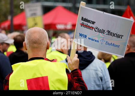 Proteste vor dem Neven Dumont Haus in Köln: Ehemalige Mitarbeiter der hauseigenen Druckerei des Kölner Verlags Dumont Kölner Stadt-Anzeiger, Kölnische Rundschau, Express protestieren gegen ihre plötzliche Entlassung. Zuvor waren rund 200 Angestellte durch das Management ohne jede Vorwarnung auf die Straße gesetzt und der Zeitungsdruck in eine Druckerei bei Koblenz ausgelagert worden. Die Herausgeber Isabelle Neven Dumont und Christian Dumont Schütte ließen den Betroffenen ihr persönliches Bedauern mitteilen. Köln, 12.10.2023 NRW Deutschland *** proteste di fronte alla Neven Dumont House in Co Foto Stock