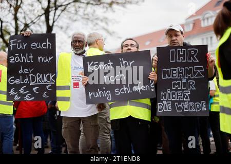 Proteste vor dem Neven Dumont Haus in Köln: Ehemalige Mitarbeiter der hauseigenen Druckerei des Kölner Verlags Dumont Kölner Stadt-Anzeiger, Kölnische Rundschau, Express protestieren gegen ihre plötzliche Entlassung. Zuvor waren rund 200 Angestellte durch das Management ohne jede Vorwarnung auf die Straße gesetzt und der Zeitungsdruck in eine Druckerei bei Koblenz ausgelagert worden. Die Herausgeber Isabelle Neven Dumont und Christian Dumont Schütte ließen den Betroffenen ihr persönliches Bedauern mitteilen. Köln, 12.10.2023 NRW Deutschland *** proteste di fronte alla Neven Dumont House in Co Foto Stock