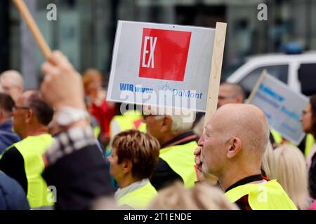 Proteste vor dem Neven Dumont Haus in Köln: Ehemalige Mitarbeiter der hauseigenen Druckerei des Kölner Verlags Dumont Kölner Stadt-Anzeiger, Kölnische Rundschau, Express protestieren gegen ihre plötzliche Entlassung. Zuvor waren rund 200 Angestellte durch das Management ohne jede Vorwarnung auf die Straße gesetzt und der Zeitungsdruck in eine Druckerei bei Koblenz ausgelagert worden. Die Herausgeber Isabelle Neven Dumont und Christian Dumont Schütte ließen den Betroffenen ihr persönliches Bedauern mitteilen. Köln, 12.10.2023 NRW Deutschland *** proteste di fronte alla Neven Dumont House in Co Foto Stock