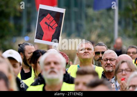 Proteste vor dem Neven Dumont Haus in Köln: Ehemalige Mitarbeiter der hauseigenen Druckerei des Kölner Verlags Dumont Kölner Stadt-Anzeiger, Kölnische Rundschau, Express protestieren gegen ihre plötzliche Entlassung. Zuvor waren rund 200 Angestellte durch das Management ohne jede Vorwarnung auf die Straße gesetzt und der Zeitungsdruck in eine Druckerei bei Koblenz ausgelagert worden. Die Herausgeber Isabelle Neven Dumont und Christian Dumont Schütte ließen den Betroffenen ihr persönliches Bedauern mitteilen. Köln, 12.10.2023 NRW Deutschland *** proteste di fronte alla Neven Dumont House in Co Foto Stock