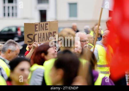 Proteste vor dem Neven Dumont Haus in Köln: Ehemalige Mitarbeiter der hauseigenen Druckerei des Kölner Verlags Dumont Kölner Stadt-Anzeiger, Kölnische Rundschau, Express protestieren gegen ihre plötzliche Entlassung. Zuvor waren rund 200 Angestellte durch das Management ohne jede Vorwarnung auf die Straße gesetzt und der Zeitungsdruck in eine Druckerei bei Koblenz ausgelagert worden. Die Herausgeber Isabelle Neven Dumont und Christian Dumont Schütte ließen den Betroffenen ihr persönliches Bedauern mitteilen. Köln, 12.10.2023 NRW Deutschland *** proteste di fronte alla Neven Dumont House in Co Foto Stock