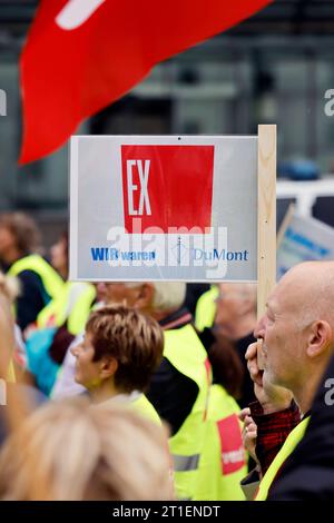 Proteste vor dem Neven Dumont Haus in Köln: Ehemalige Mitarbeiter der hauseigenen Druckerei des Kölner Verlags Dumont Kölner Stadt-Anzeiger, Kölnische Rundschau, Express protestieren gegen ihre plötzliche Entlassung. Zuvor waren rund 200 Angestellte durch das Management ohne jede Vorwarnung auf die Straße gesetzt und der Zeitungsdruck in eine Druckerei bei Koblenz ausgelagert worden. Die Herausgeber Isabelle Neven Dumont und Christian Dumont Schütte ließen den Betroffenen ihr persönliches Bedauern mitteilen. Köln, 12.10.2023 NRW Deutschland *** proteste di fronte alla Neven Dumont House in Co Foto Stock