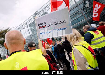 Proteste vor dem Neven Dumont Haus in Köln: Ehemalige Mitarbeiter der hauseigenen Druckerei des Kölner Verlags Dumont Kölner Stadt-Anzeiger, Kölnische Rundschau, Express protestieren gegen ihre plötzliche Entlassung. Zuvor waren rund 200 Angestellte durch das Management ohne jede Vorwarnung auf die Straße gesetzt und der Zeitungsdruck in eine Druckerei bei Koblenz ausgelagert worden. Die Herausgeber Isabelle Neven Dumont und Christian Dumont Schütte ließen den Betroffenen ihr persönliches Bedauern mitteilen. Köln, 12.10.2023 NRW Deutschland *** proteste di fronte alla Neven Dumont House in Co Foto Stock