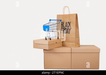 borsa per la spesa del black friday e carrello isolato con colori nero e rosso e con spazio per la scrittura Foto Stock