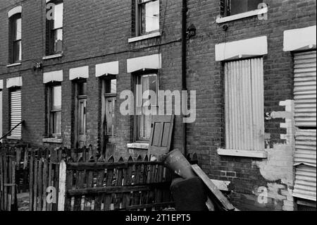 Case a schiera vittoriane ancora in vita, tra una fila in attesa di demolizione, durante la bonifica dei baraccopoli di St Ann's, Nottingham. 1969-1972 Foto Stock