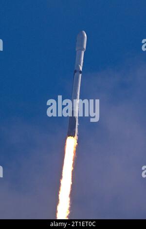 Il razzo SpaceX Falcon Heavy lancia il satellite PSYCHE della NASA dal Complex 39A al Kennedy Space Center, Florida, venerdì 13 ottobre 2023. PSYCHE viaggerà per quasi sei anni prima di orbitare ed esplorare l'asteroide ricco di metalli con lo stesso nome. Foto di Joe Marino/UPI Credit: UPI/Alamy Live News Foto Stock