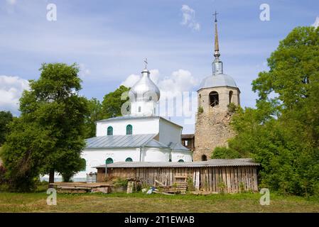 Vista sul St Nicholas e St Torre Nicola della fortezza di Porkhov sul вay di giugno. Porkhov, Russia Foto Stock