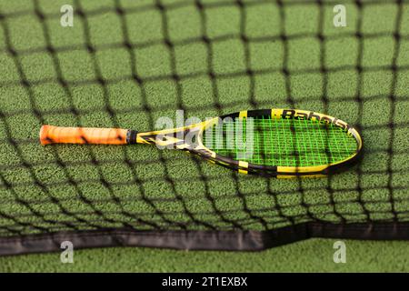 Racchetta da tennis vista attraverso la rete Foto Stock