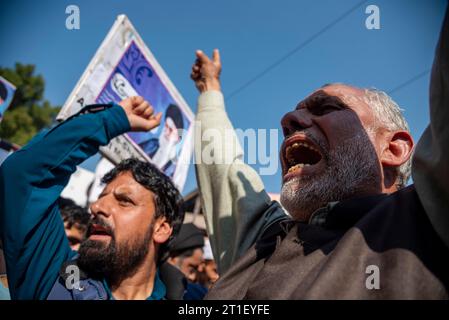 Budgam, India. 13 ottobre 2023. I manifestanti musulmani cantano slogan durante una protesta di solidarietà con la Palestina a Budgam. Venerdì i manifestanti hanno organizzato una manifestazione a Budgam in una forte manifestazione di solidarietà con la Palestina, in mezzo alle tensioni scoppiate tra Israele e Hamas. Oltre 2.700 persone sono state uccise dallo scoppio del conflitto sabato, 1.400 palestinesi e 1.300 israeliani. Credito: SOPA Images Limited/Alamy Live News Foto Stock