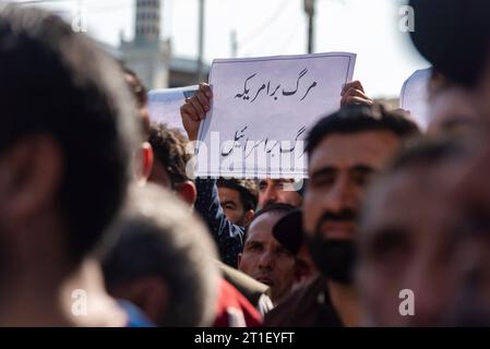 Budgam, India. 13 ottobre 2023. Un manifestante musulmano tiene un cartello durante una protesta di solidarietà con la Palestina a Budgam. Venerdì i manifestanti hanno organizzato una manifestazione a Budgam in una forte manifestazione di solidarietà con la Palestina, in mezzo alle tensioni scoppiate tra Israele e Hamas. Oltre 2.700 persone sono state uccise dallo scoppio del conflitto sabato, 1.400 palestinesi e 1.300 israeliani. Credito: SOPA Images Limited/Alamy Live News Foto Stock