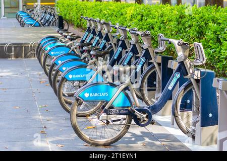 Montgomery Square, Londra, Regno Unito - 26 maggio 2013: Docking station per biciclette Barclays Cycle Hire. Foto Stock