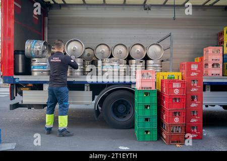 Parigi Francia autentica vita quotidiana, consegna birra Foto Stock