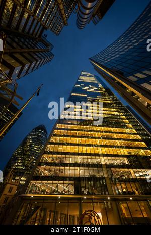 Londra, Regno Unito: L'edificio Scalpel al 52 di Lime Street nella City di Londra. Anche il Lloyds Building (L), il Willis Building (R) e il Gherkin (dietro). Foto Stock