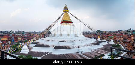 Kathmandu, - Nepal, 10 ottobre 2023: Bandiere di preghiera multicolore incernierate sullo Stupa di Boudhanath, il più grande stupa sferico del Nepal e un luogo sacro Foto Stock