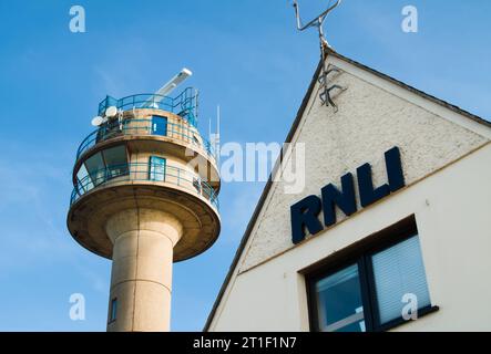 Stazione per imbarcazioni di salvataggio RNLI con la NCI Coastguard concrete Watch Tower su Calshot Spit, Regno Unito Foto Stock