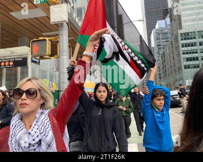 I palestinesi e i loro sostenitori protestano a sostegno dell'attacco terroristico di Hamas contro Israele a Times Square a New York domenica 8 ottobre 2023. Il raduno “All Out for Palestine” era a sostegno di una Palestina libera nonostante l’attacco terroristico di Hamas contro Israele. Il raduno è stato organizzato dai socialisti democratici d'America. (© Frances M. Roberts) Foto Stock