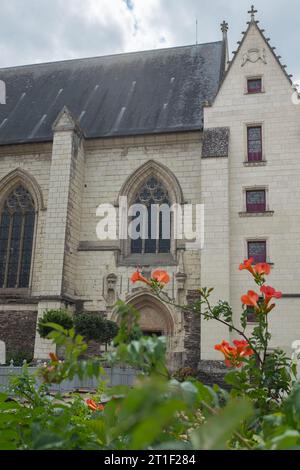 Angers, Francia, 2023. Al Château d'Angers, gli alloggi reali del XV secolo e la Cappella dedicata a San Giovanni Battista (verticale) Foto Stock