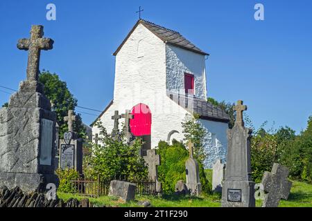 Chapelle Saint-Marguerite del XII secolo e cimitero nel villaggio di Ollomont, Houffalize, provincia di Lussemburgo, Ardenne belghe, Vallonia, Belgio Foto Stock