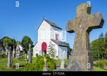 Chapelle Saint-Marguerite del XII secolo e cimitero nel villaggio di Ollomont, Houffalize, provincia di Lussemburgo, Ardenne belghe, Vallonia, Belgio Foto Stock