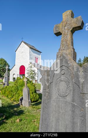 Chapelle Saint-Marguerite del XII secolo e cimitero nel villaggio di Ollomont, Houffalize, provincia di Lussemburgo, Ardenne belghe, Vallonia, Belgio Foto Stock