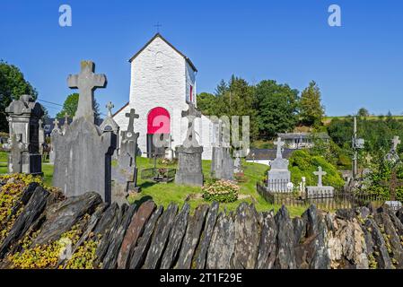 Chapelle Saint-Marguerite del XII secolo e cimitero nel villaggio di Ollomont, Houffalize, provincia di Lussemburgo, Ardenne belghe, Vallonia, Belgio Foto Stock