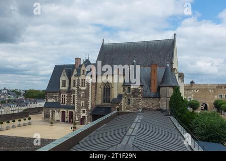 Angers, Francia, 2023. I ward interni del Château d'Angers con vista laterale del Châtelet, della cappella e degli alloggi reali (XV secolo) Foto Stock