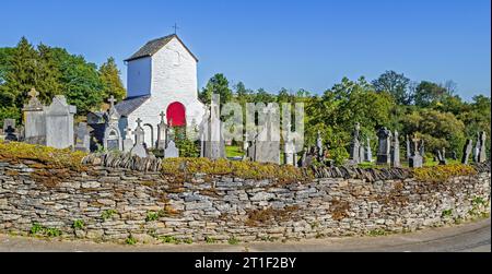 Chapelle Saint-Marguerite del XII secolo e cimitero nel villaggio di Ollomont, Houffalize, provincia di Lussemburgo, Ardenne belghe, Vallonia, Belgio Foto Stock