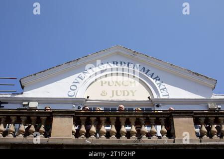 Turisti sul balcone del famoso pub Punch & Judy a Covent Garden, Londra, Inghilterra. Foto Stock