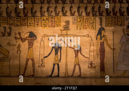 Torino, Italia - Febbraio 2023: Museo Egizio. Particolare del Libro dei morti con formule funerarie e incantesimi, papiro, 330 a.C. Foto Stock
