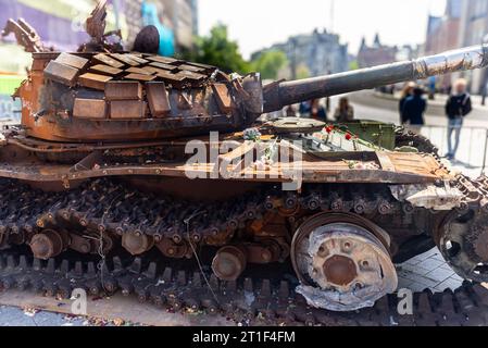 26 maggio 2023, Amsterdam, Paesi Bassi, Un carro armato russo danneggiato esposto a piazza Leidesplein Amsterdam Foto Stock