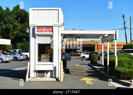 ORANGE, CALIFORNIA - 4 ottobre 2023: Chiosco di registrazione dei veicoli a motore Drive Thru in Jubilee Square. Foto Stock