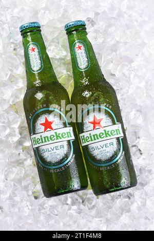 IRVINE, CALIFORNIA - 9 ottobre 2023: Due bottiglie di birra Heineken Silver 95 calorie su ghiaccio. Foto Stock